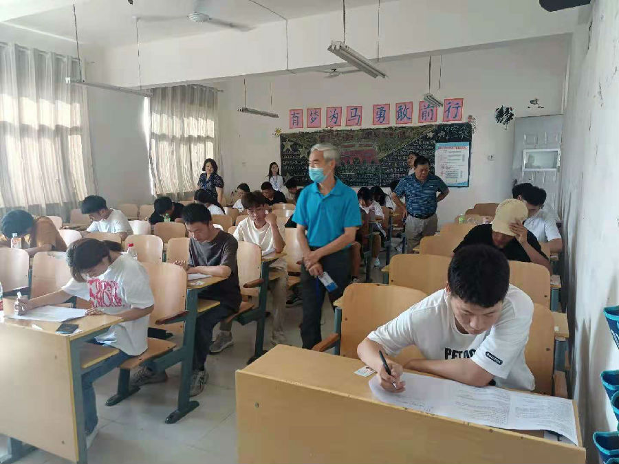 校领导深入考场巡视检查期末考试工作