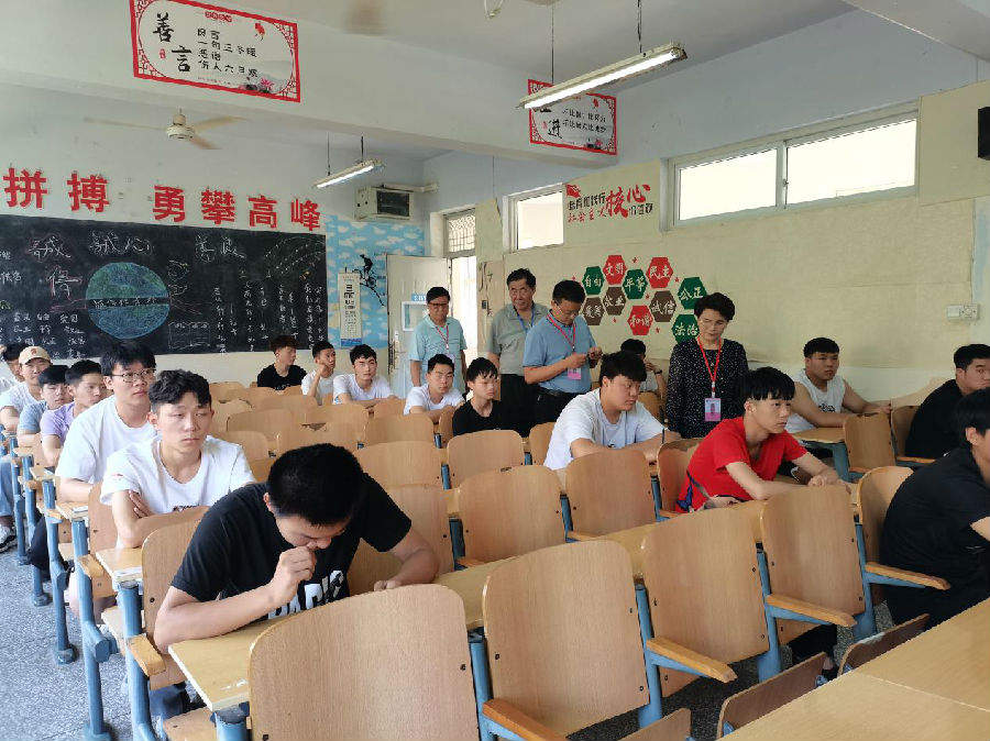校领导深入考场巡视检查期末考试工作