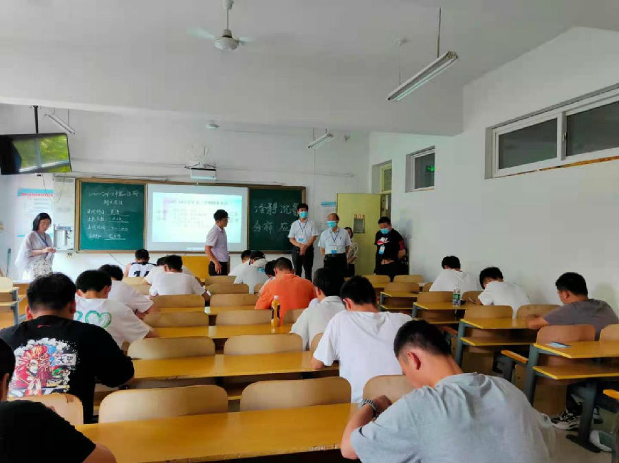 校领导深入考场巡视检查期末考试工作